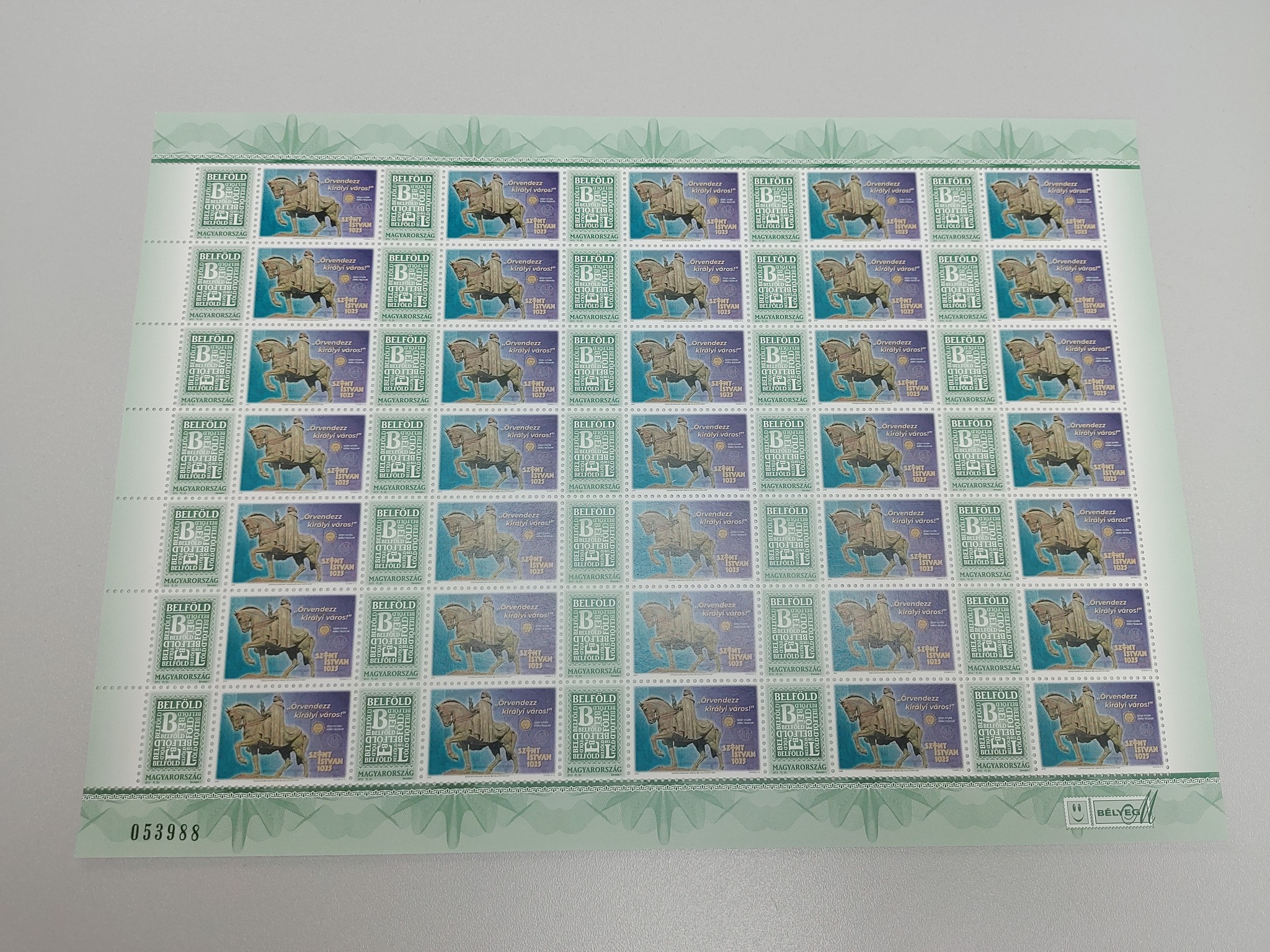 Szent Istvánhoz kapcsolódó egyedi bélyeget, borítékot vásárolhatunk a Koronázó Bazilika Látogatóközpontban